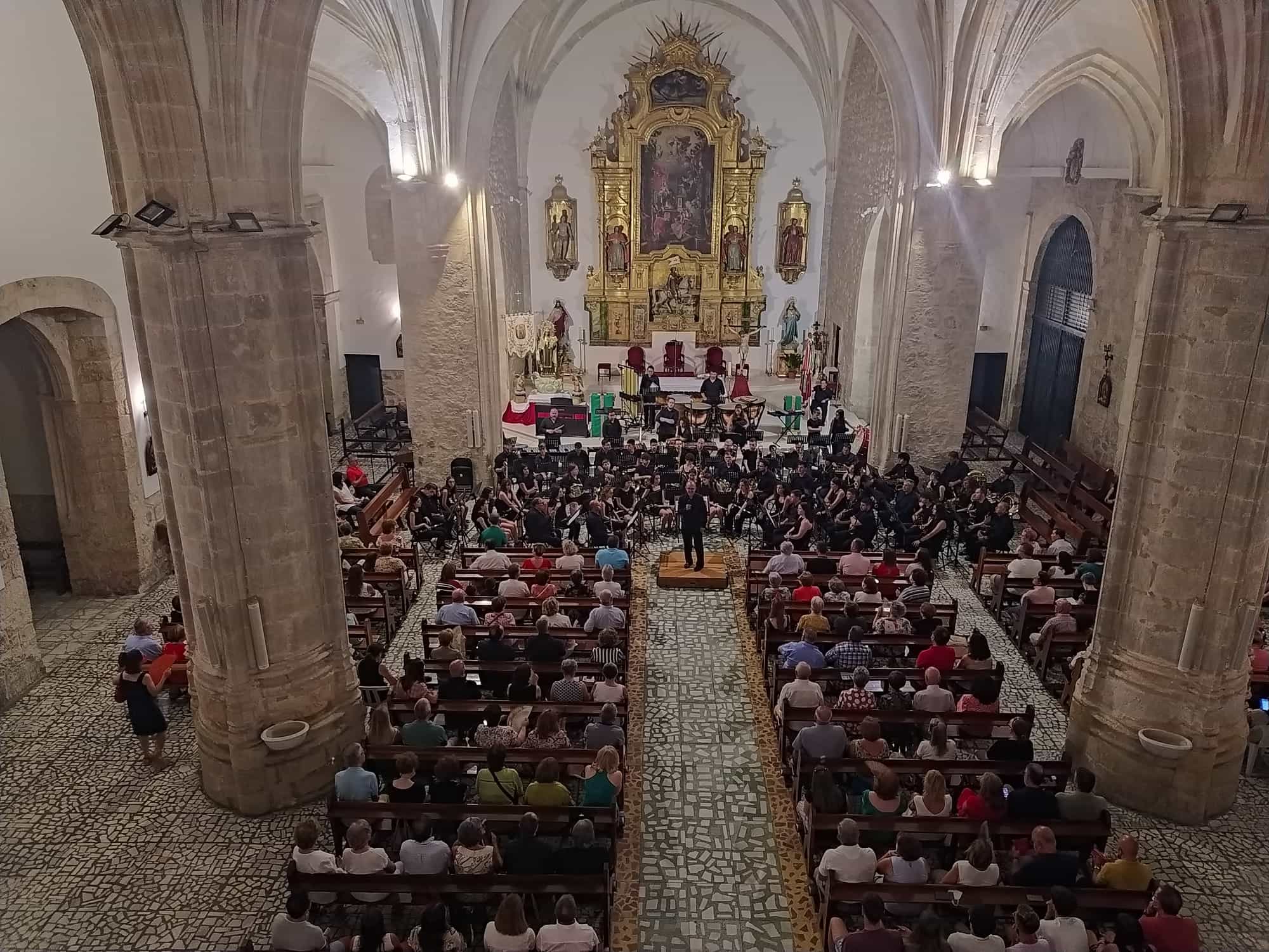 La religiosidad desborda la Parroquia de Santiago de la Espada en el concierto de la Banda Sinfónica Municipal de Quintanar de la Orden