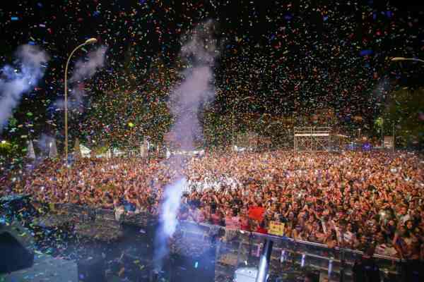 Juan Magán concentra a ritmo de ‘electro latino’ a miles de personas que han vibrado en este nuevo concierto gratuito de la Feria y Fiestas en La Vega