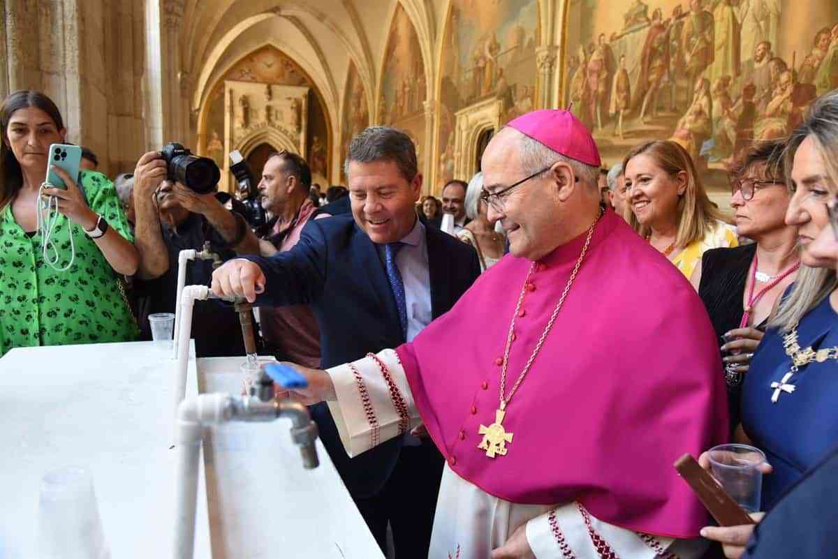 Toledanos y visitantes vuelven a beber agua de los pozos de la catedral, que sustituye los botijos por vasos de plástico