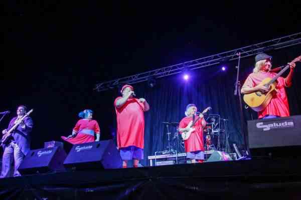 ‘Los Gabytos’ hacen las delicias de los más pequeños en el escenario de La Peraleda