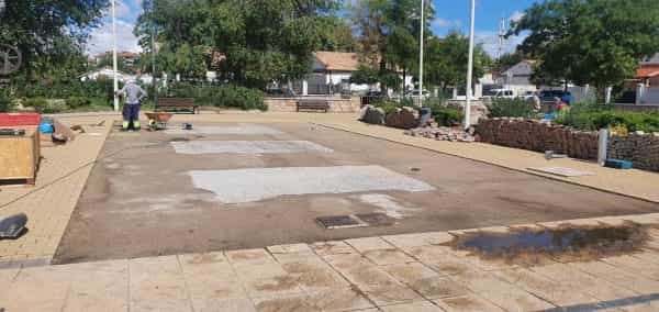 Avanzan las obras de la plaza de la Calera con plantaciones y nuevas áreas de juegos infantiles y de elementos biosaludables