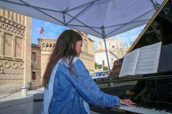 Cientos de escolares participan en la iniciativa ‘Pianos en la calle’ que culminará esta tarde con un concierto