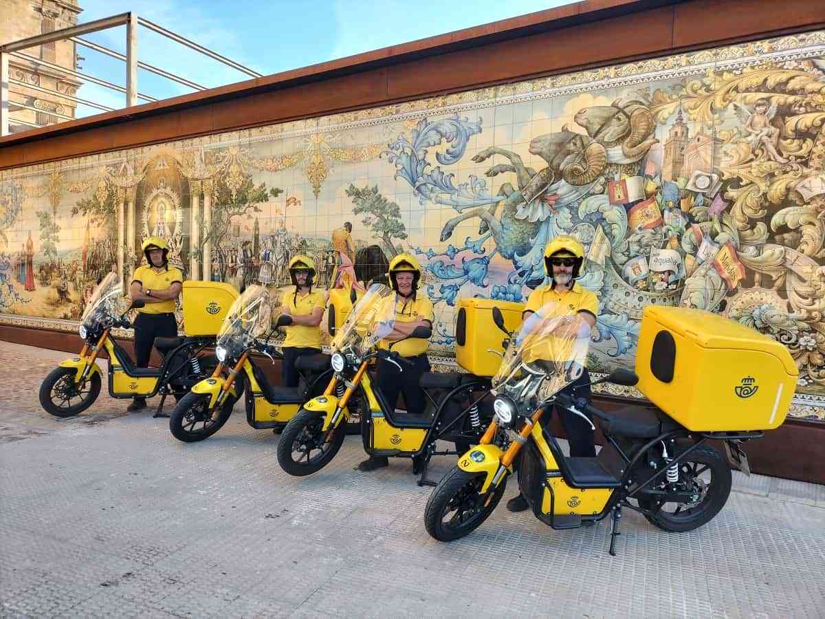Correos incorpora cinco motos eléctricas ciberseguras a su flota de reparto en Talavera de la Reina