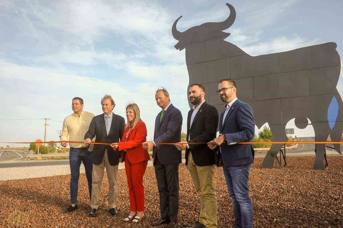 El popular Toro de Osborne se instala en Tomelloso y da la bienvenida a la ciudad desde la carretera de Pedro Muñoz
