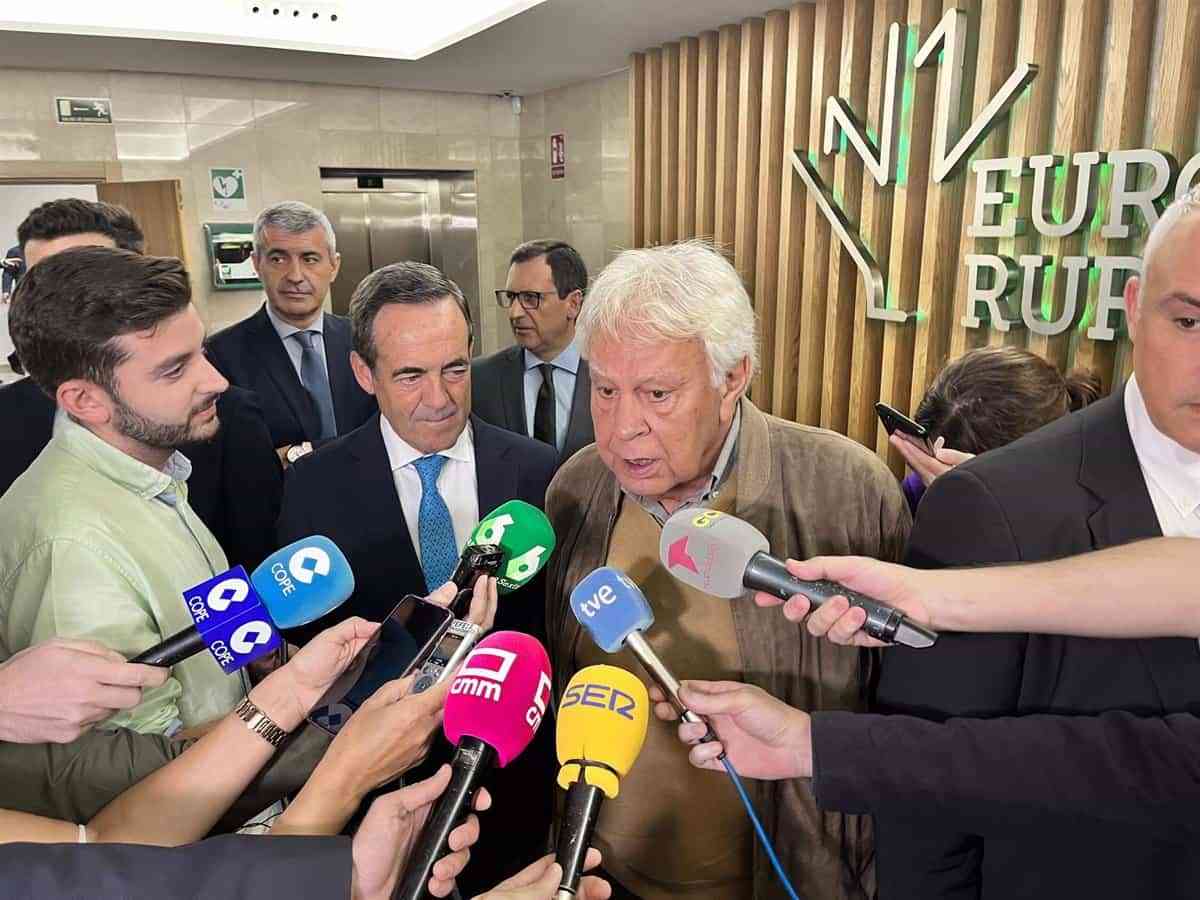 Felipe González tilda la Ley Trans como "muy muy importante" pero evita pronunciarse sobre si hay división en el PSOE