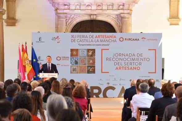 García-Page avanza el despliegue de fibra óptica “en 111 polígonos industriales de poblaciones pequeñas” en los años 2022 y 2023
