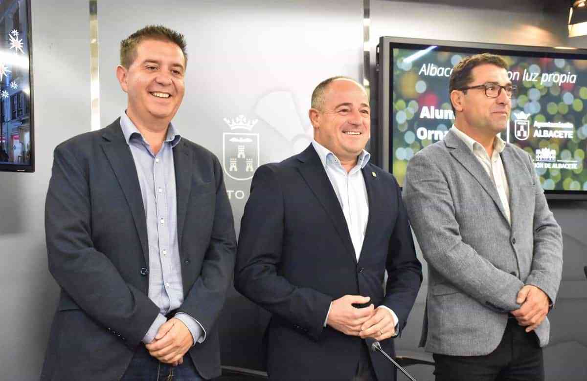 La iluminación navideña de Albacete se presenta como un "revulsivo" para el comercio y la hostelería