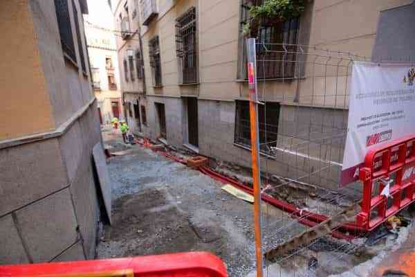 Milagros Tolón supervisa las obras de mejora del pavimento y accesibilidad que se desarrollan en la calle Cristo de la Luz