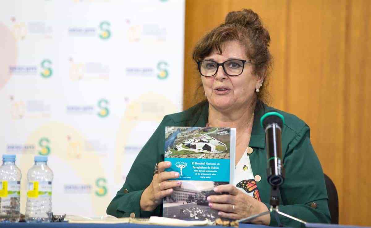 Un libro colectivo muestra al Hospital Nacional de Parapléjicos visto por sus profesionales de los primeros 15 años