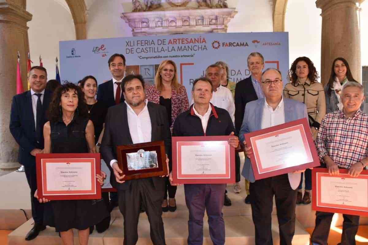 El ceramista conquense Fernando Alcalde recibió la medalla al Mérito Artesano de la región en el marco de la XLI edición de Farcama