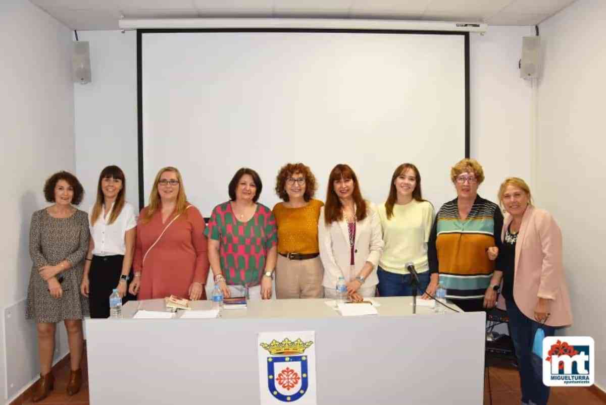 Café literario y tertulia en la celebración del Día de las Escritoras en Miguelturra organizado por la la Asociación de Empleadas de Hogar