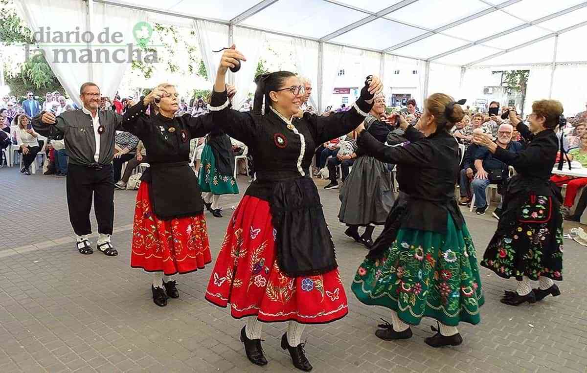 Cerca de un millar de personas asisten al I Encuentro Regional de Centros de Mayores celebrado en Quintanar