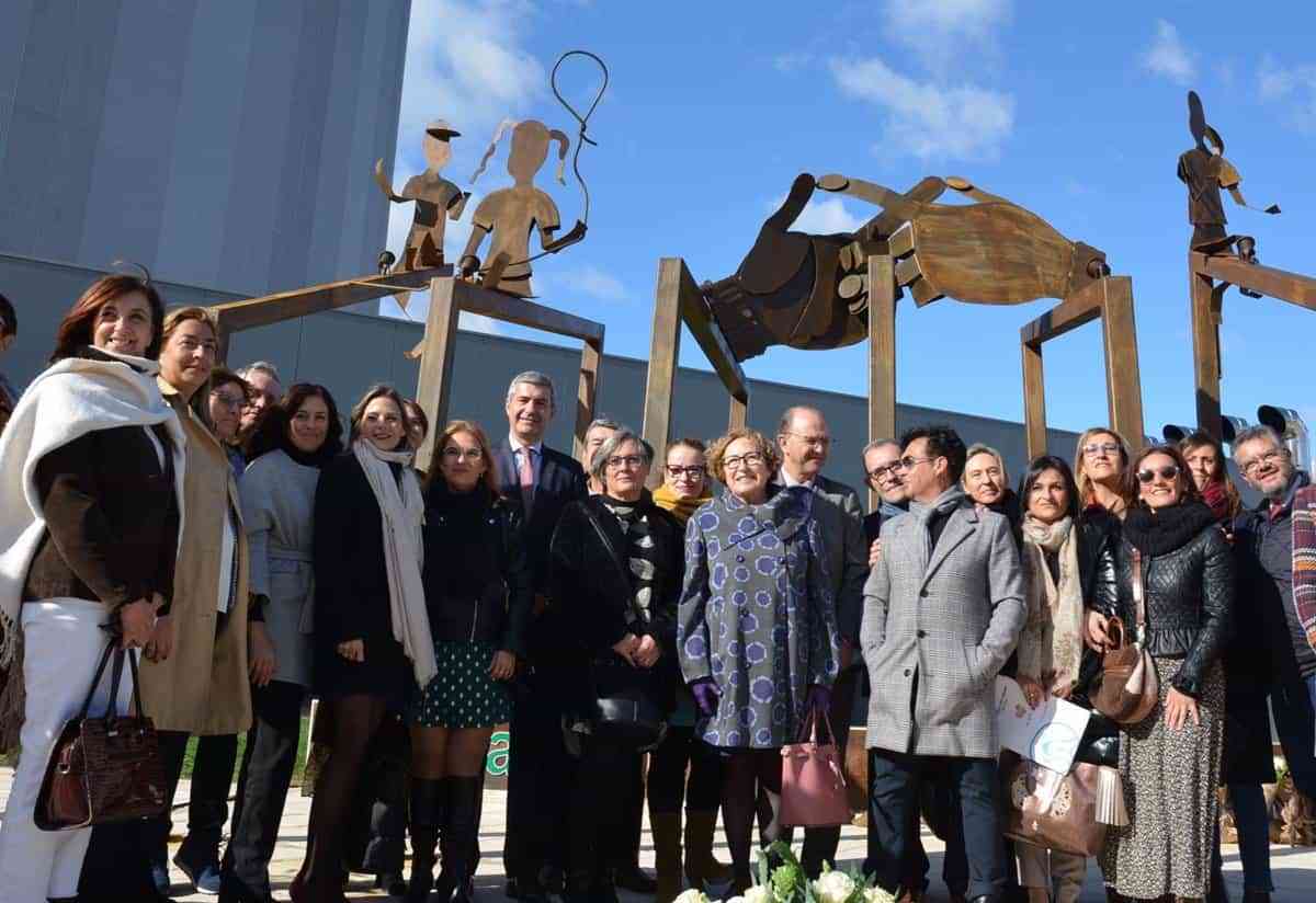 Amor, dolor y esperanza, símbolos del monumento que inaugura Afanion Toledo en recuerdo a niños fallecidos por cáncer