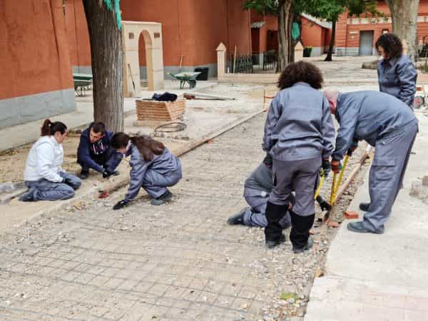 Avanza la fase de formación de la Escuela Municipal de Empleo para las obras de mejora de la calle Esparteros de Santa Bárbara