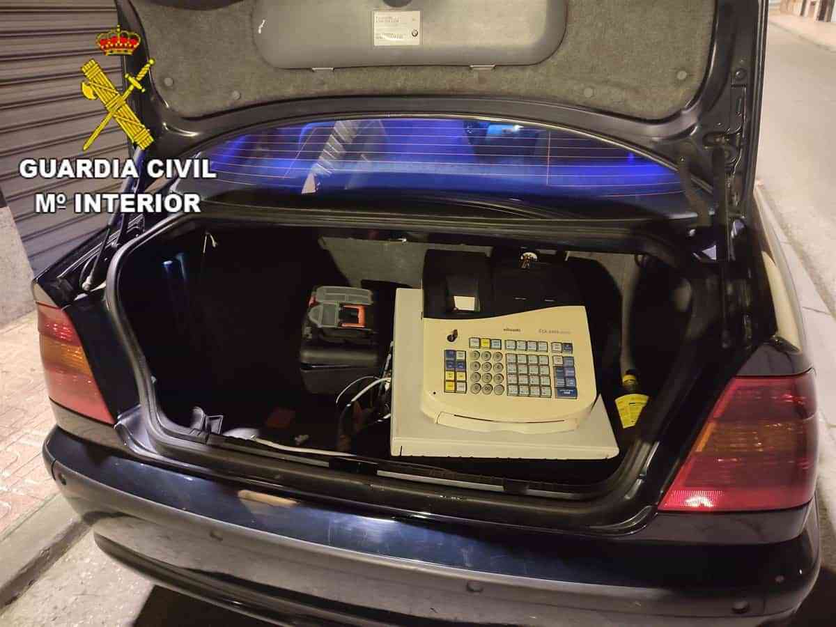 Detenido un varón por robar una televisión y la caja registradora de un establecimiento en Torrijos