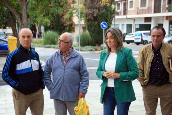 Milagros Tolón visita la renovación de la plaza de Azucaica, que cuenta con más espacio para el peatón y mayor accesibilidad