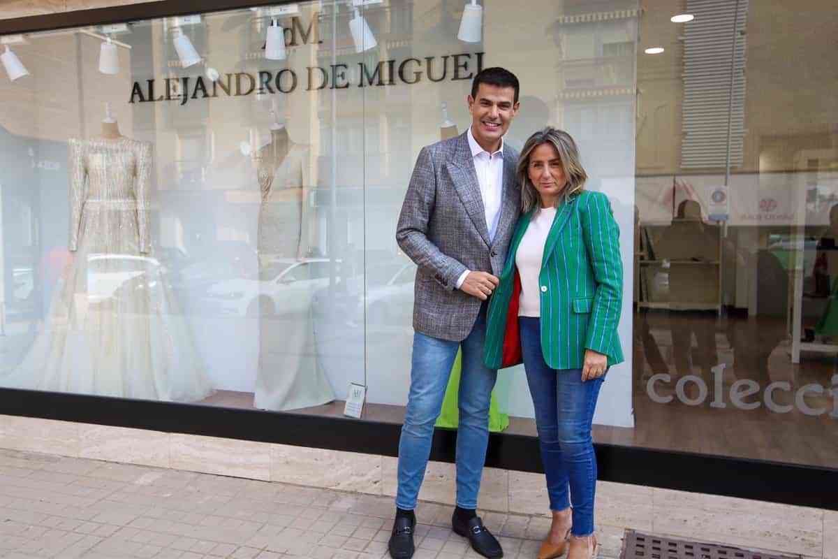 Tolón arropa al diseñador toledano Alejando de Miguel, que ha vestido a la Reina Sofía, a Ainhoa Arteta o a Ana Obregón