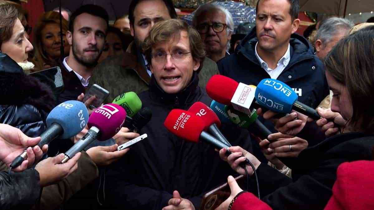 Almeida apunta que el origen de la "violencia política" en el Congreso está en la aparición de Podemos en el escenario