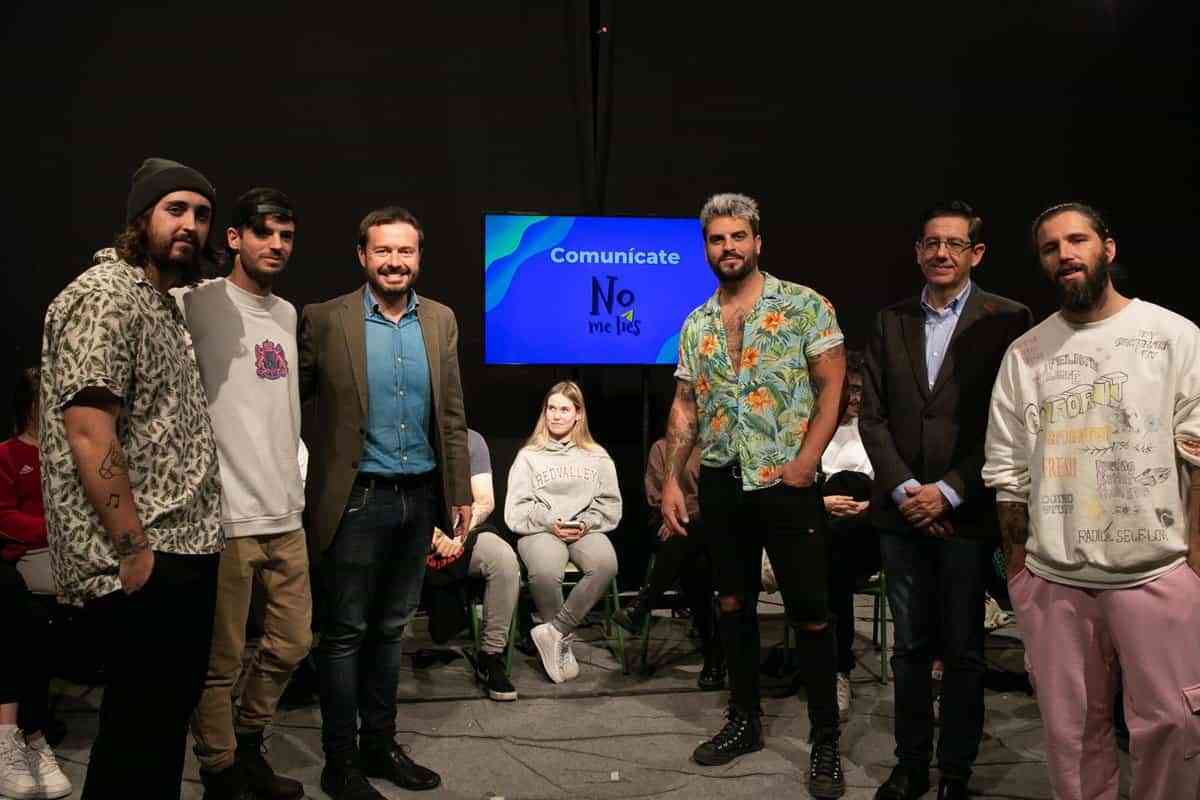 El locutor de 40 principales Karin Herrero y el grupo Bombai se unen contra las 'fake news' en la campaña 'No me líes'