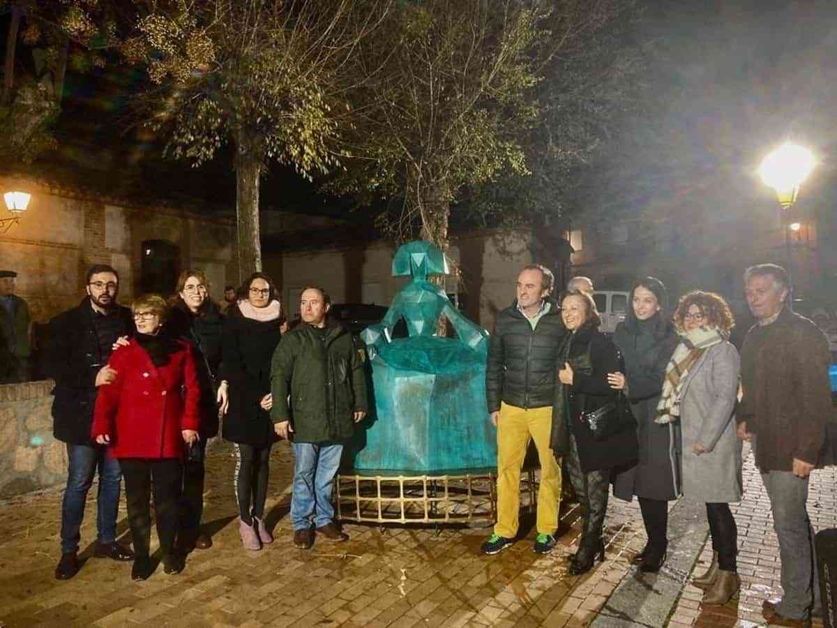 Guadamur inaugura una menina innovadora del afamado escultor madrileño Felipao, con motivo del Día de la Constitución