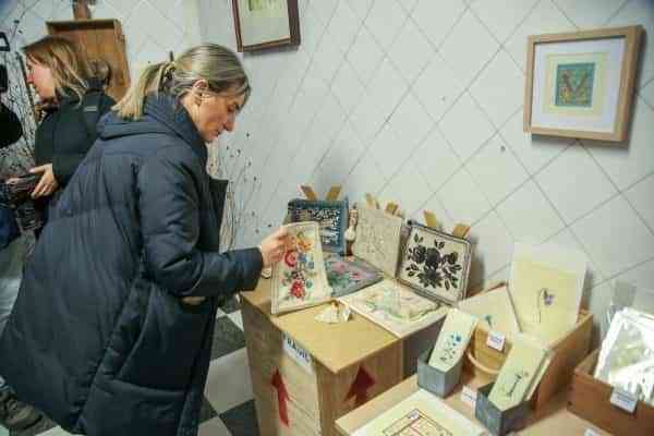 La alcaldesa de Toledo anima a la ciudadanía a participar en la propuesta artesana, cultural y gastronómica de la plaza Mayor  
