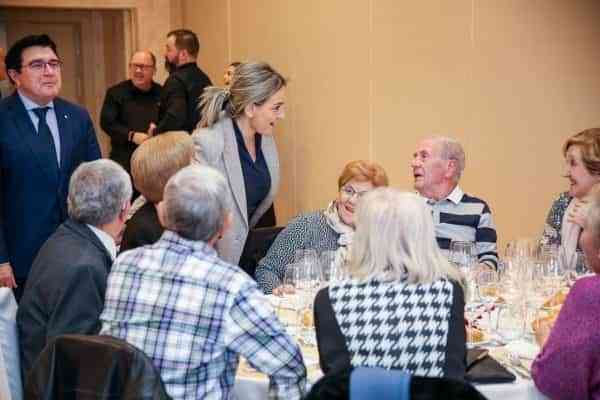 La alcaldesa de Toledo comparte con los usuarios del Centro de Mayores ‘Ángel Rosa’ su tradicional comida de Navidad