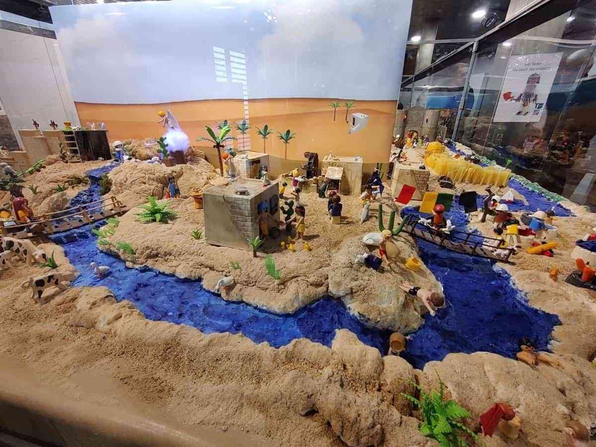 Miles de Playmobil quedan bendecidos para relatar la historia la Navidad en el Belén Solidario de Rhosa Pérez en Toledo