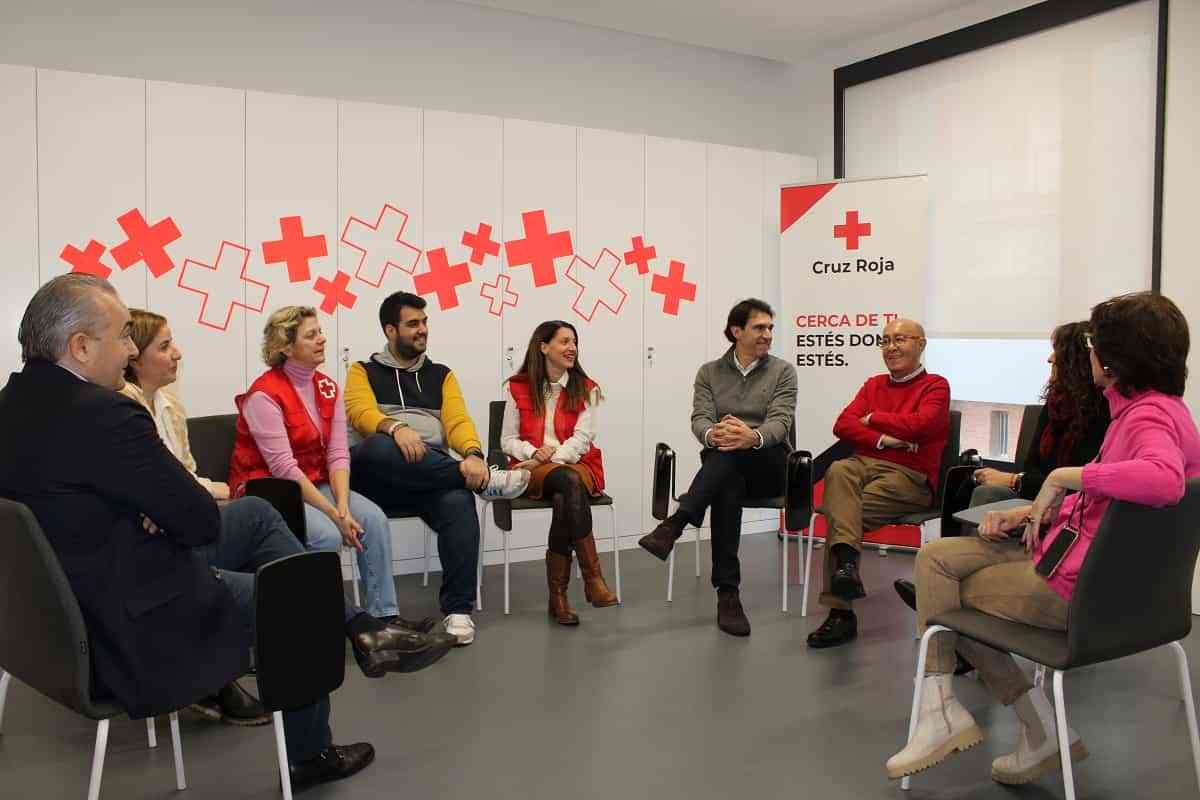 Aitor Karanka visita la sede de Cruz Roja en Toledo y contribuye al Plan Cruz Roja Reacciona