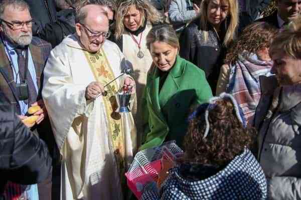 La alcaldesa se une al barrio de San Antón y a los toledanos para celebrar la festividad del patrón de los animales
