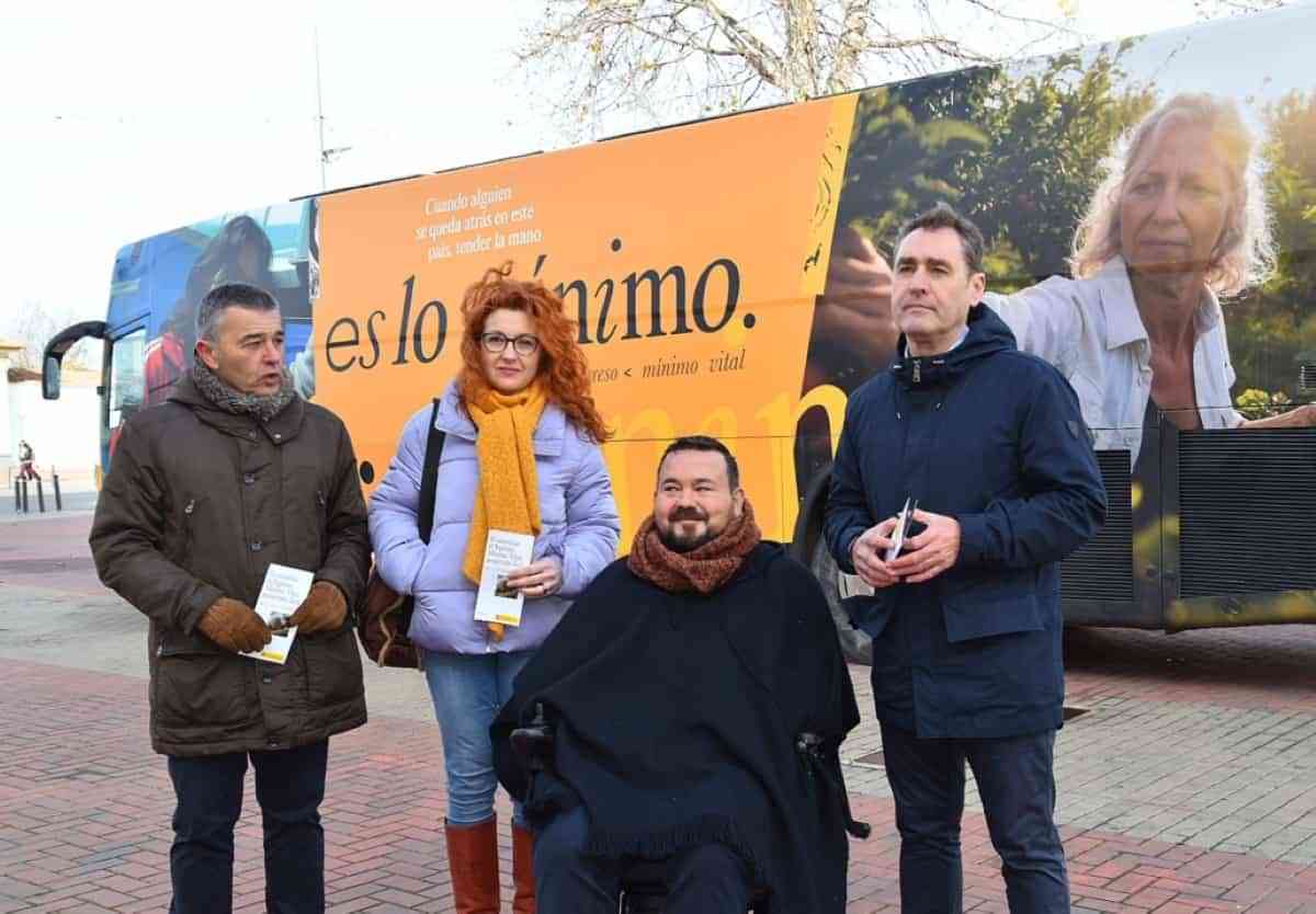 El autobús del Ingreso Mínimo Vital (IMV) llegó ayer a Albacete en su tercera ‘parada’ en CLM
