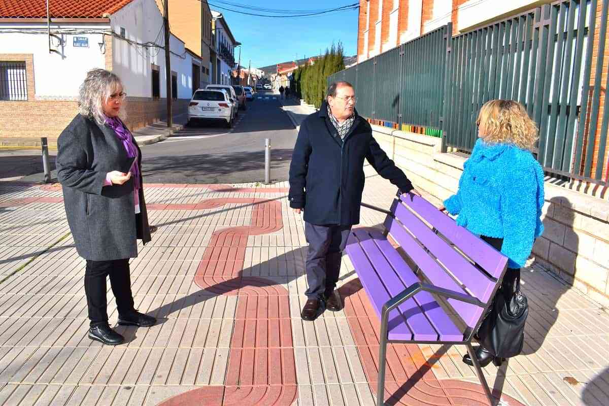 11 bancos violetas en distintas barriadas de Puertollano por la igualdad y la lucha contra la violencia de género