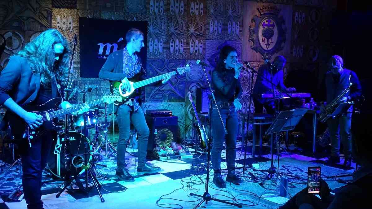 “Camaleones” deleita al público quintanareño en un magnífico concierto en el Círculo de la Amistad