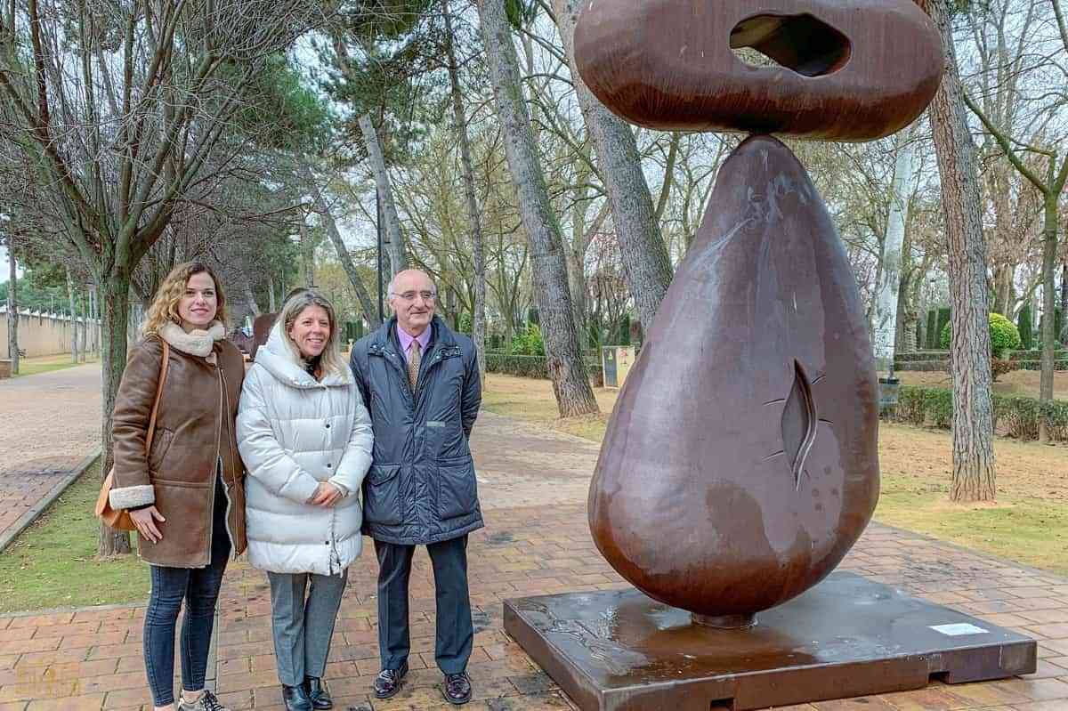 Con la presencia del artista asturiano, Juan Méjica, se ha inaugurado en Tomelloso su exposición “Esculturas Monumentales”
