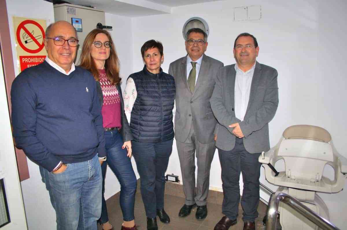 Nueva silla eléctrica en las instalaciones de la Asociación de Vecinos Centro Sur en el Paseo San Gregorio de Puertollano gracias a Iberdrola