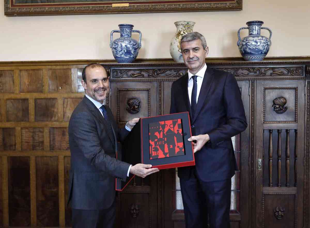 Diputación de Toledo Honrada con Ejemplar Conmemorativo del Estatuto de Autonomía por su Participación en la Creación de Castilla-La Mancha