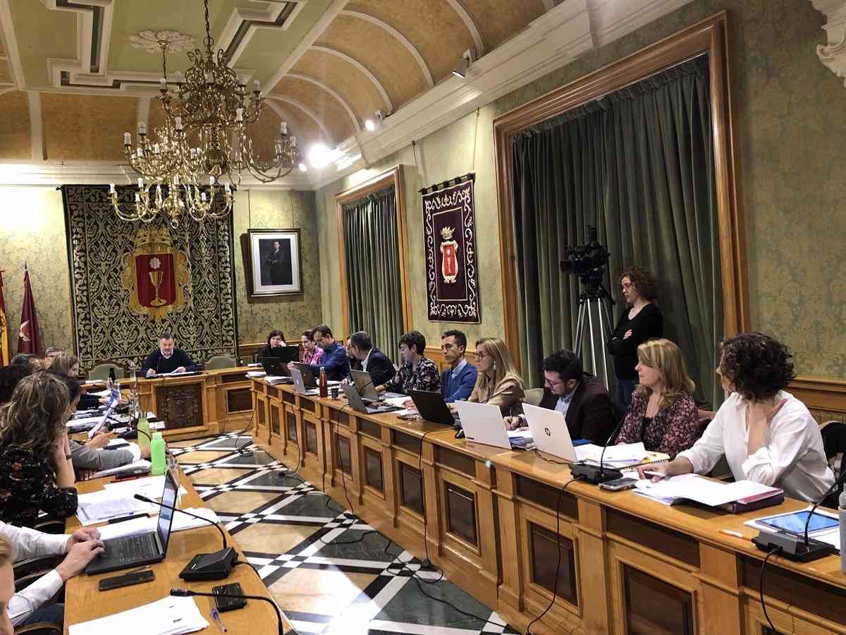 El Pleno de Cuenca aprueba el nombramiento de «Rincón de músicos Herminio Carrillo e hijo» para el espacio de calle San Miguel