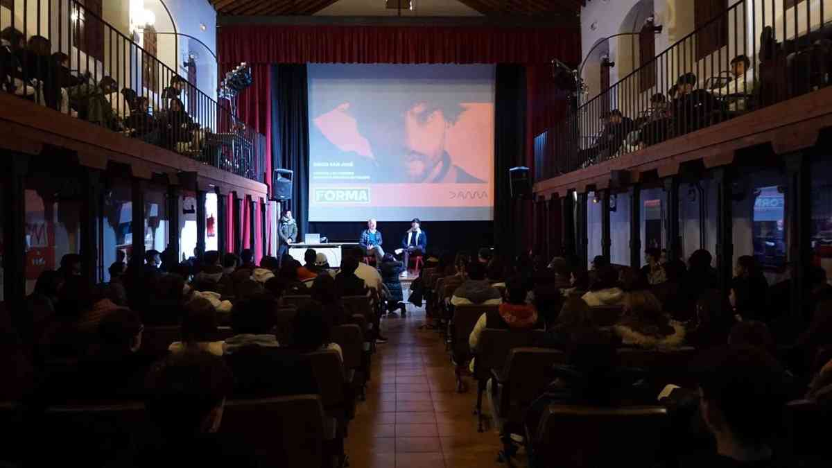 Diego San José, guionista profesional, comparte su experiencia en escritura audiovisual con estudiantes de Toledo