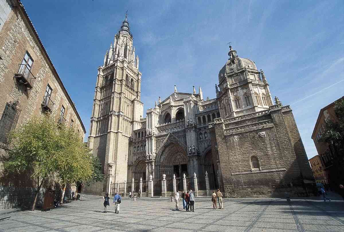 Visita guiada nocturna a la Catedral de Toledo: descubre su historia y legado