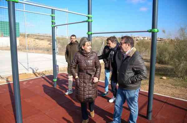 La alcaldesa visita el parque de calistenia de La Legua, el sexto de la ciudad para promover el deporte al aire libre  