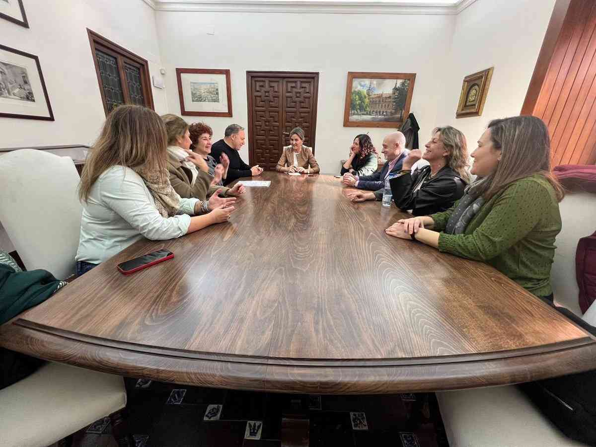 Tolón se solidariza con los sindicatos para impulsar una iniciativa de apoyo a las trabajadoras de la limpieza