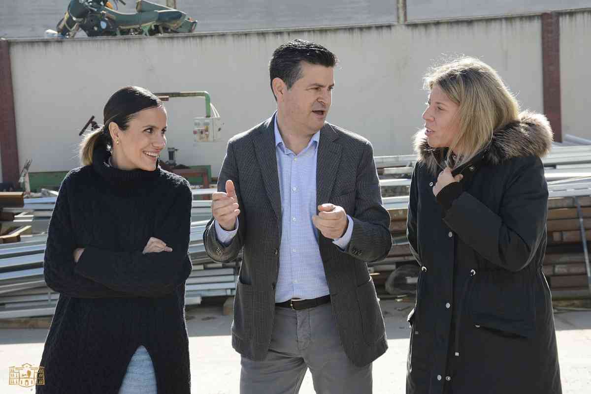 La empresa tomellosera Perfilados Ortiz Cano en el camino del Campo ha recibido hoy la visita de la alcaldesa