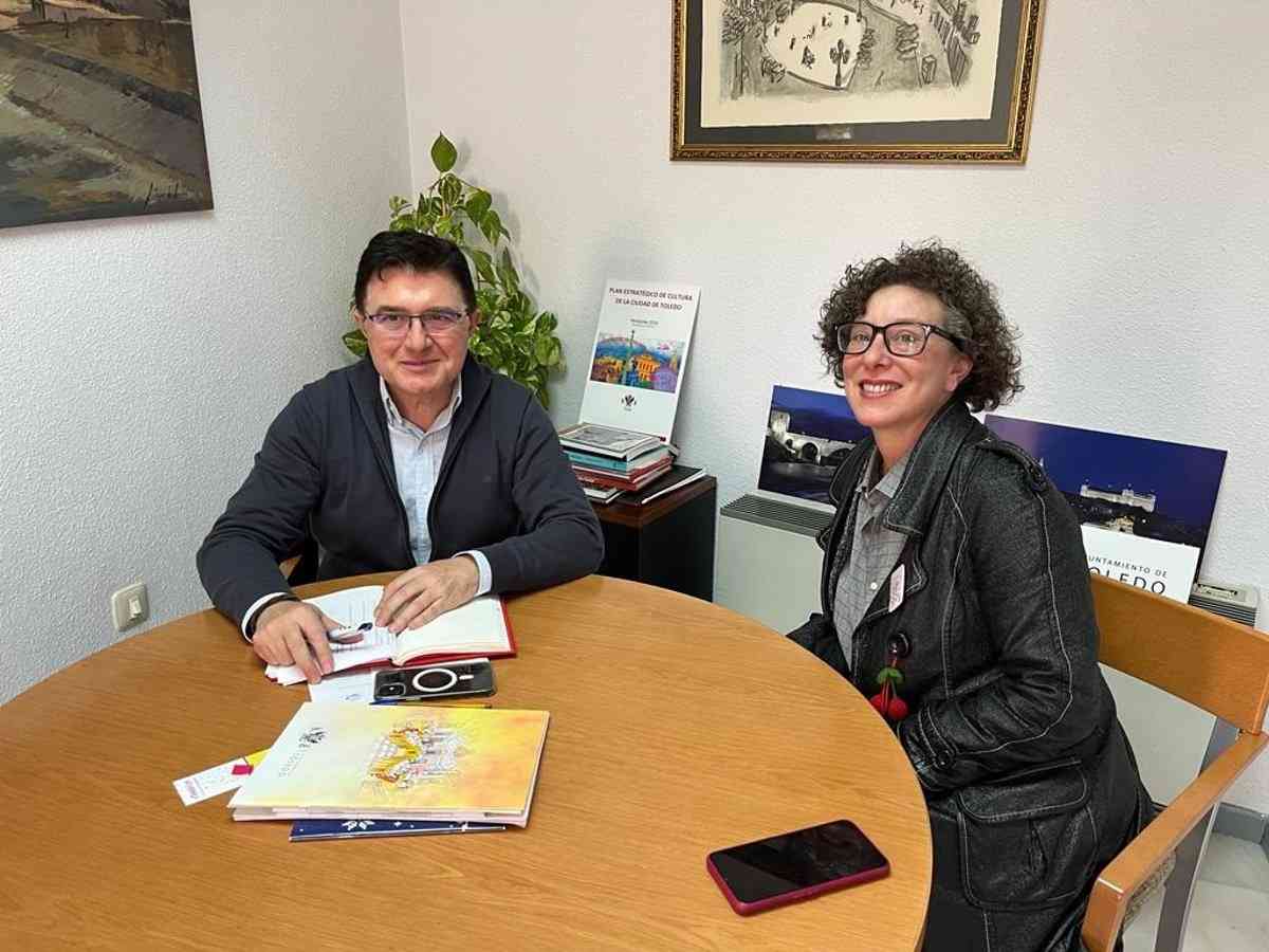 Celebración del décimo aniversario del Festival Voix Vives en Toledo con homenajes al folclore y la tradición cultural.