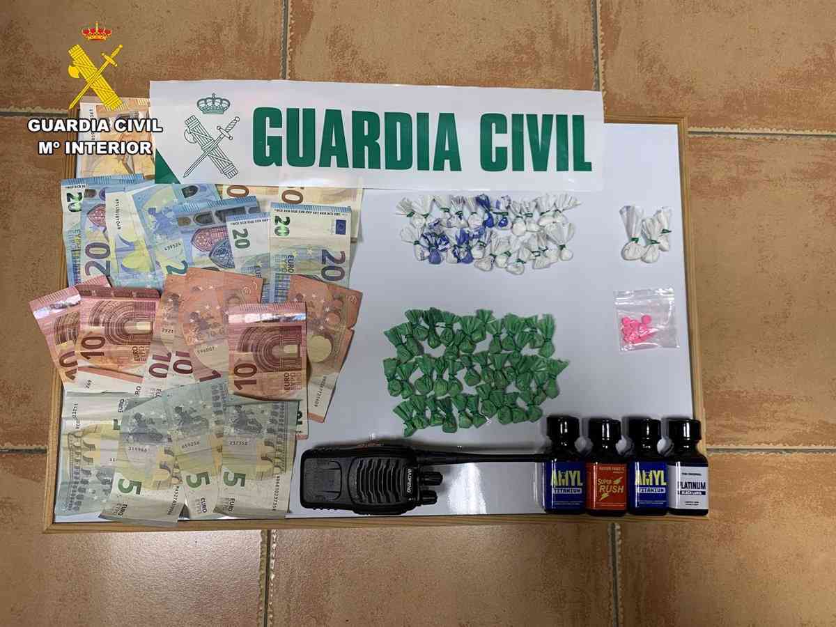 Nerviosismo embarga a joven antes de ser detenido por venta de drogas en discoteca de Toledo.