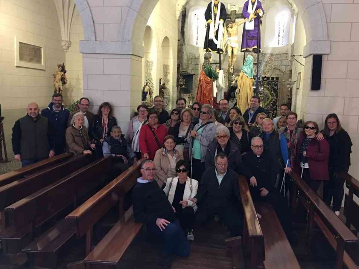 A través del tacto de tallas y ornamentos de los pasos procesionales, las personas ciegas viven la Semana Santa de Toledo.