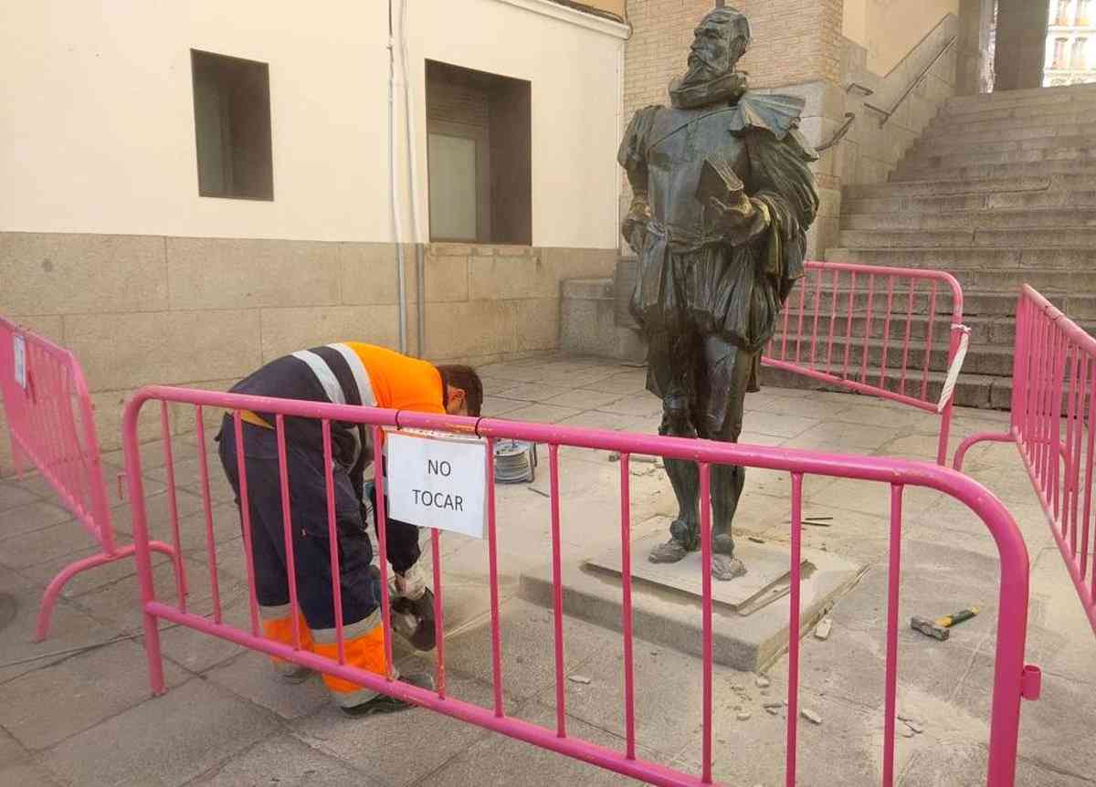 Fortalecen el anclaje de la estatua de Cervantes en Toledo mediante su retirada temporal.