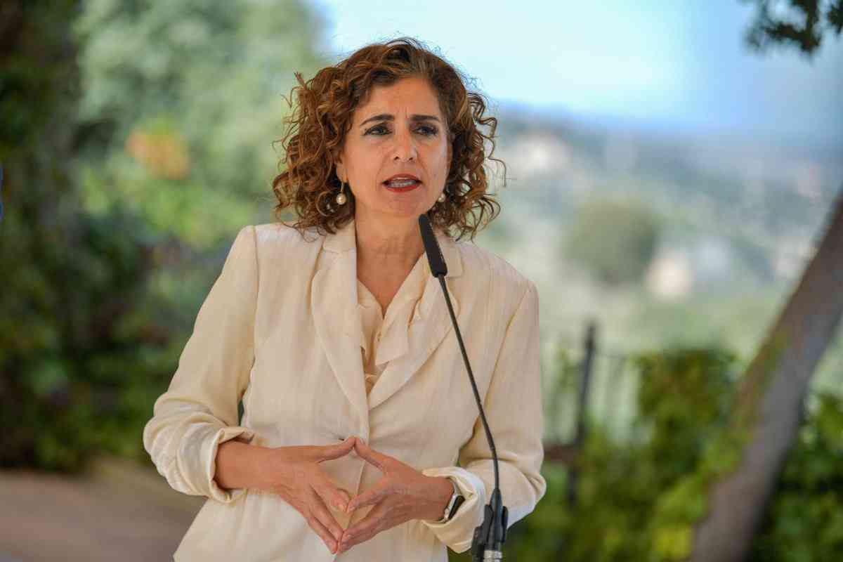 Montero lamenta la falta de justificación en el rechazo de la patronal a la reforma de las pensiones.