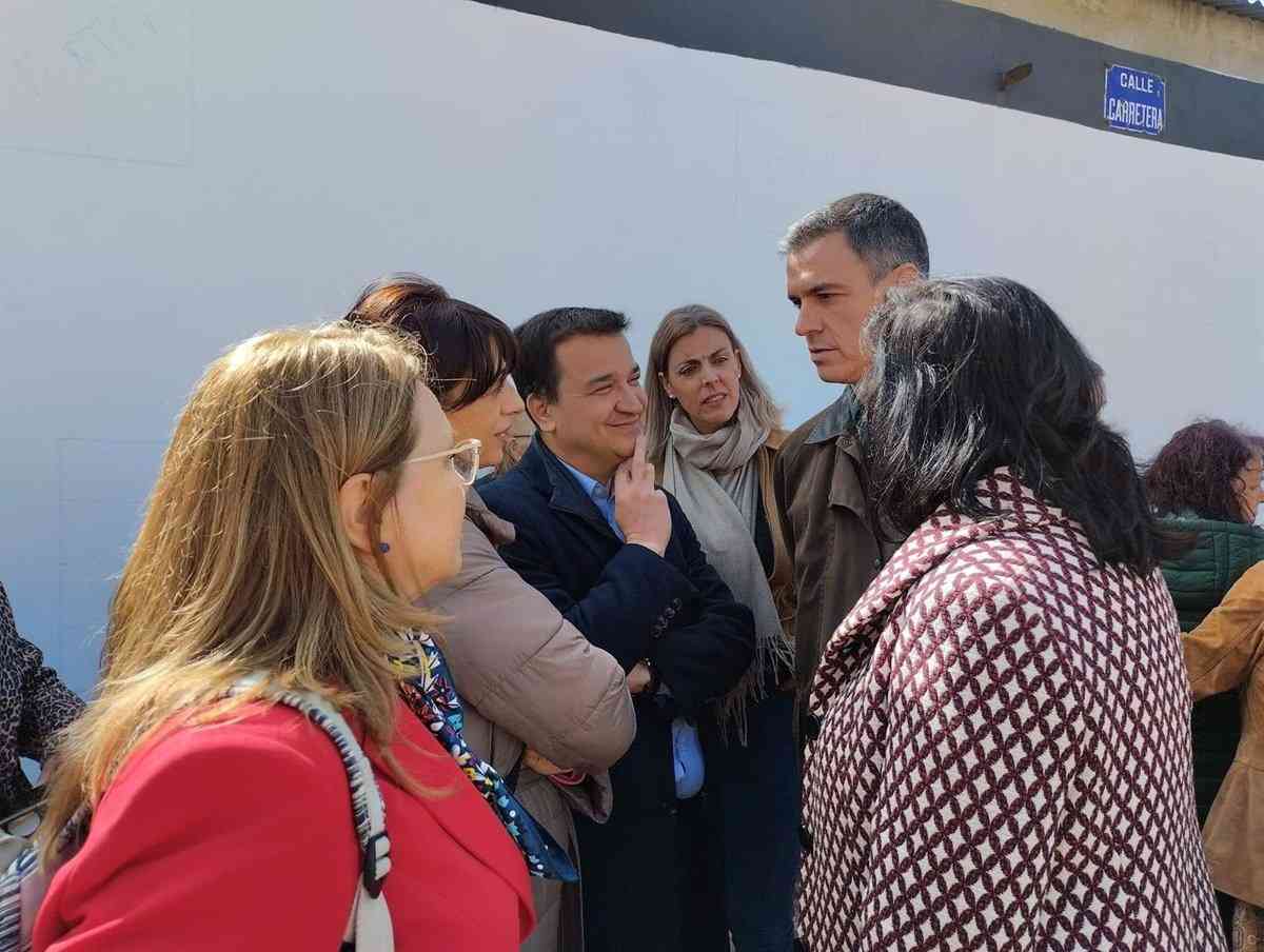 Durante su visita sorpresa a Azután, Toledo, Pedro Sánchez reconoce el importante rol de las mujeres rurales