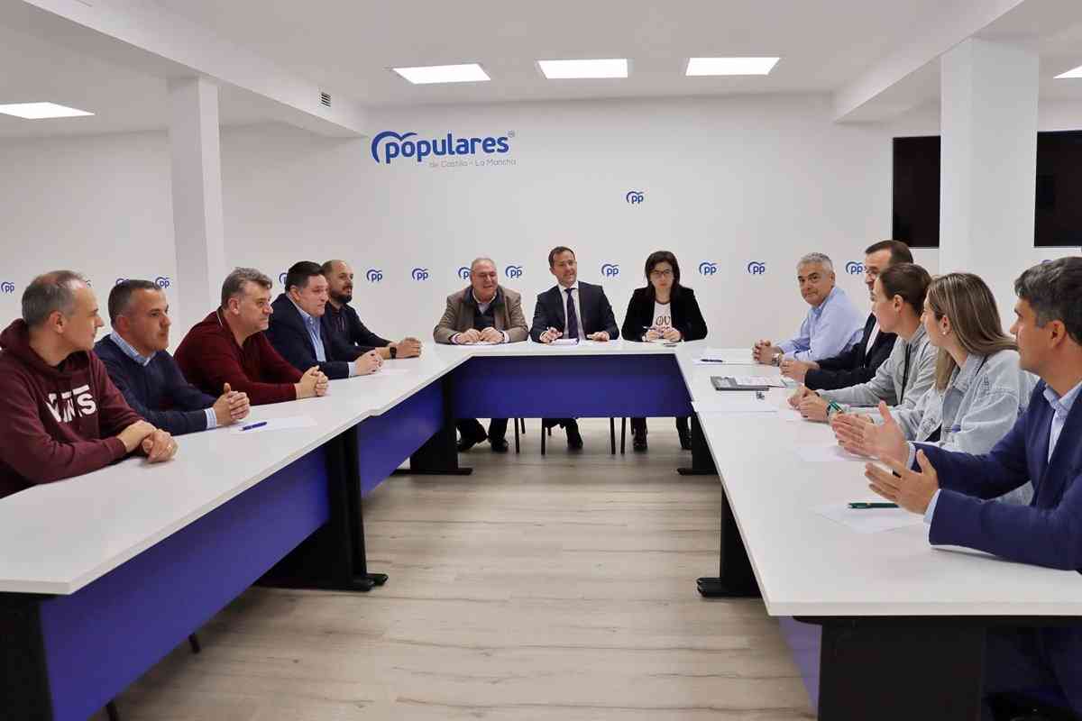 Velázquez (PP) promete establecer una oficina contra la okupación y reinstaurar la policía de barrio en Toledo si es elegido como alcalde.