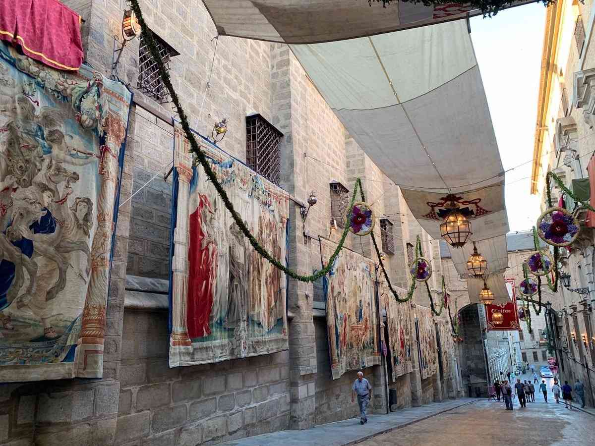 El Corpus de Toledo deslumbra con un espectacular despliegue floral: 3.800 metros de guirnaldas y 2.200 accesorios ornamentales embellecen las calles de la ciudad.