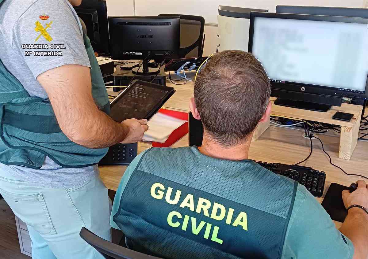 La Guardia Civil detiene a 11 personas en Madrid y Toledo por estafas en línea.